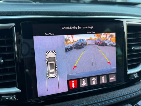 Used 2021 Chrysler Pacifica Touring-L FWD image 26
