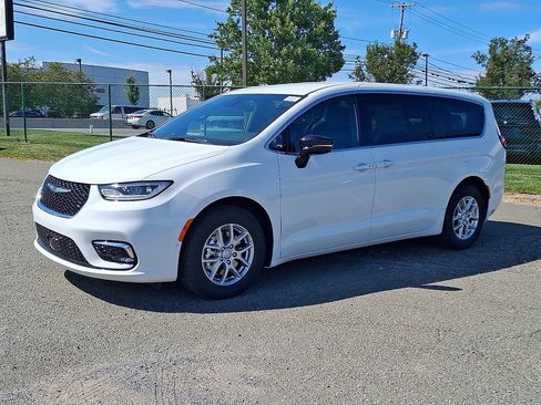 New 2026 Chrysler Pacifica Select FWD image 5