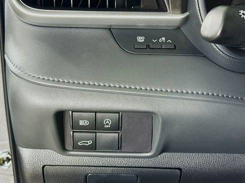 Used 2023 Toyota Highlander LE FWD image 12