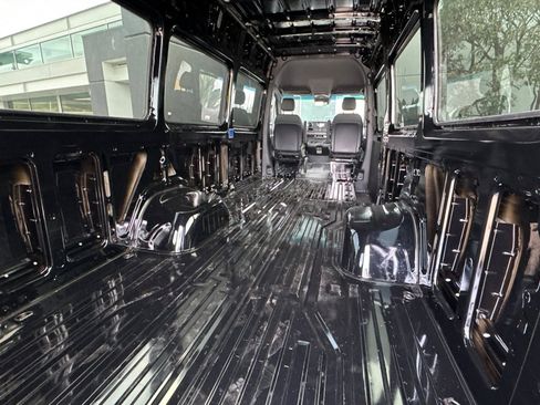 Used 2024 Mercedes-Benz Sprinter 3500 image 32