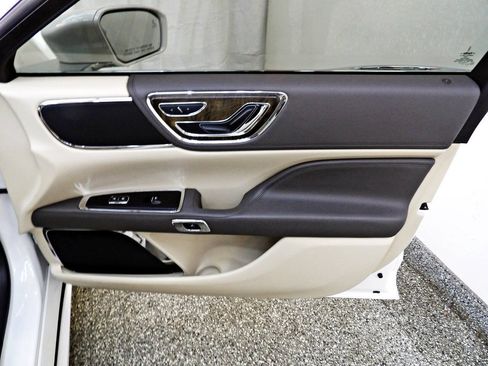 Used 2017 Lincoln Continental Select w/ Climate Package FWD image 11