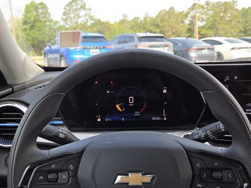 Used 2025 Chevrolet Trax LT FWD image 28