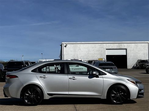 Used 2023 Toyota Corolla SE image 3