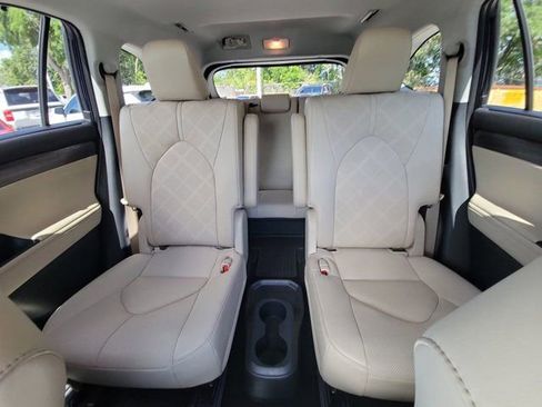 Used 2023 Toyota Highlander Platinum FWD image 5