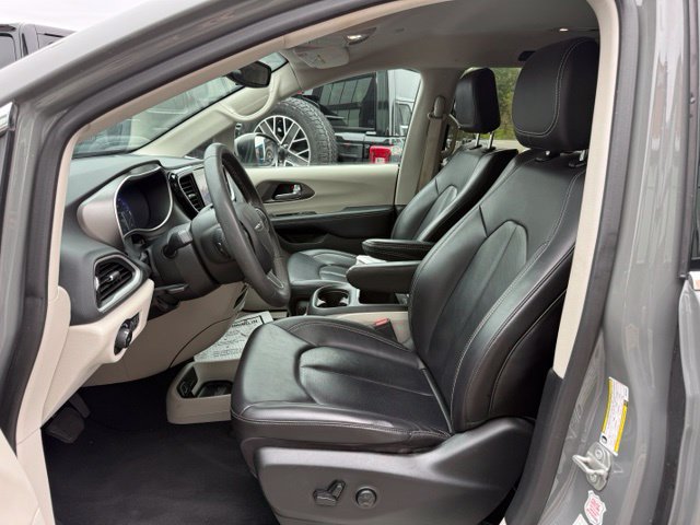 Used 2023 Chrysler Pacifica Touring-L FWD image 14
