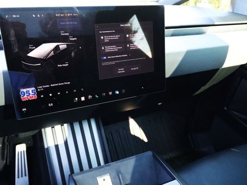 Used 2024 Tesla Cybertruck AWD Crew Cab image 32