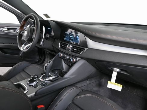 New 2025 Alfa Romeo Giulia w/ Driving Assist Package image 19