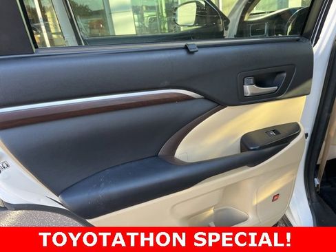 Used 2016 Toyota Highlander Limited Platinum image 12