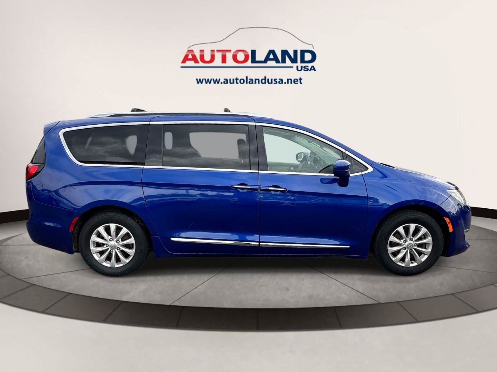 Used 2018 Chrysler Pacifica Touring-L Plus FWD image 3