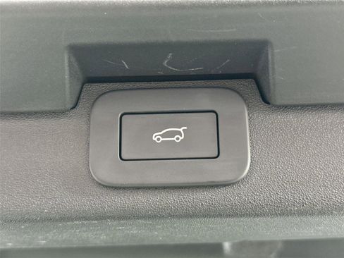 Used 2024 Land Rover Discovery S image 43