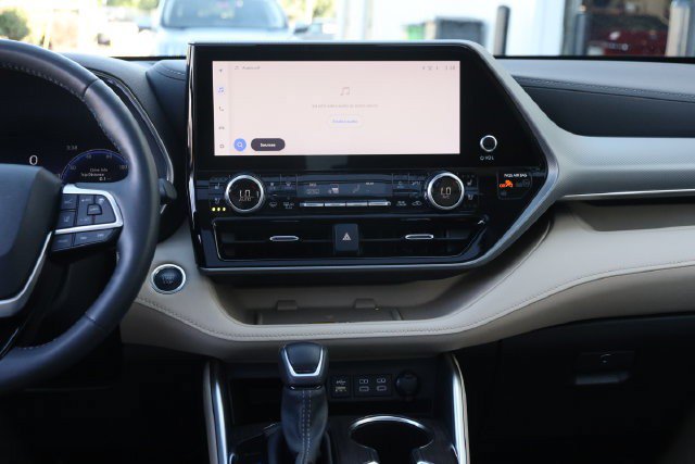 Used 2024 Toyota Highlander Platinum FWD image 29