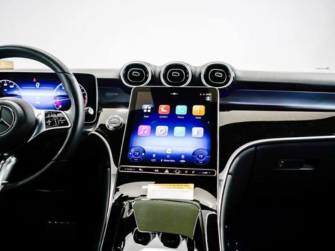 Used 2025 Mercedes-Benz GLC 300 image 12