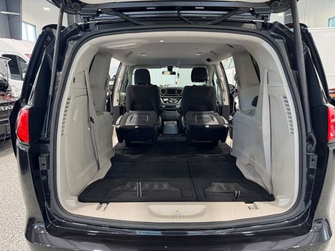 Used 2022 Chrysler Voyager LX FWD image 10