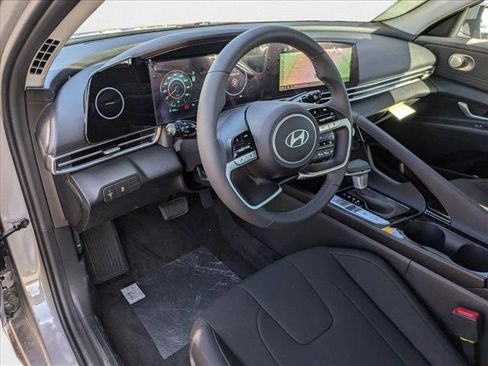 New 2025 Hyundai Elantra SEL image 3