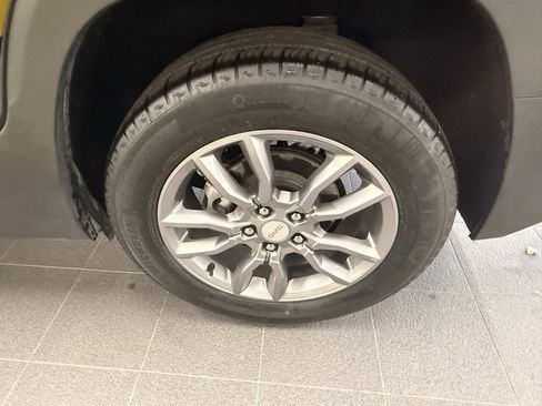 Used 2024 GMC Terrain SLT image 41