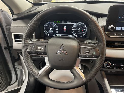 Used 2023 Mitsubishi Outlander SE image 16