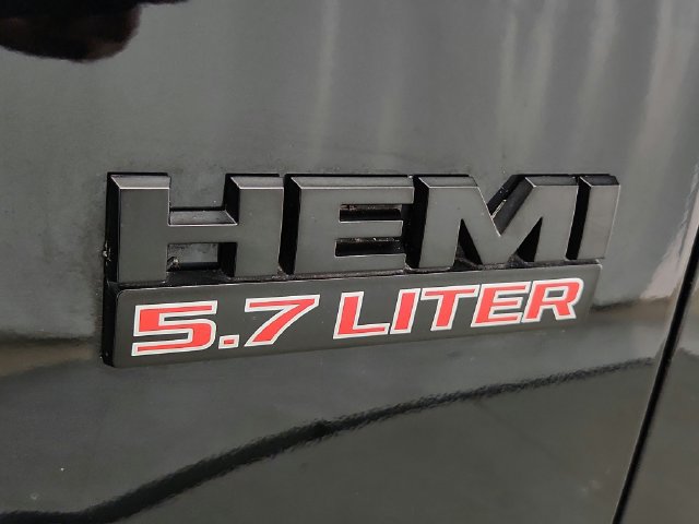Used 2019 RAM 1500 Classic SLT w/ Black Appearance Group AWD/4WD image 34
