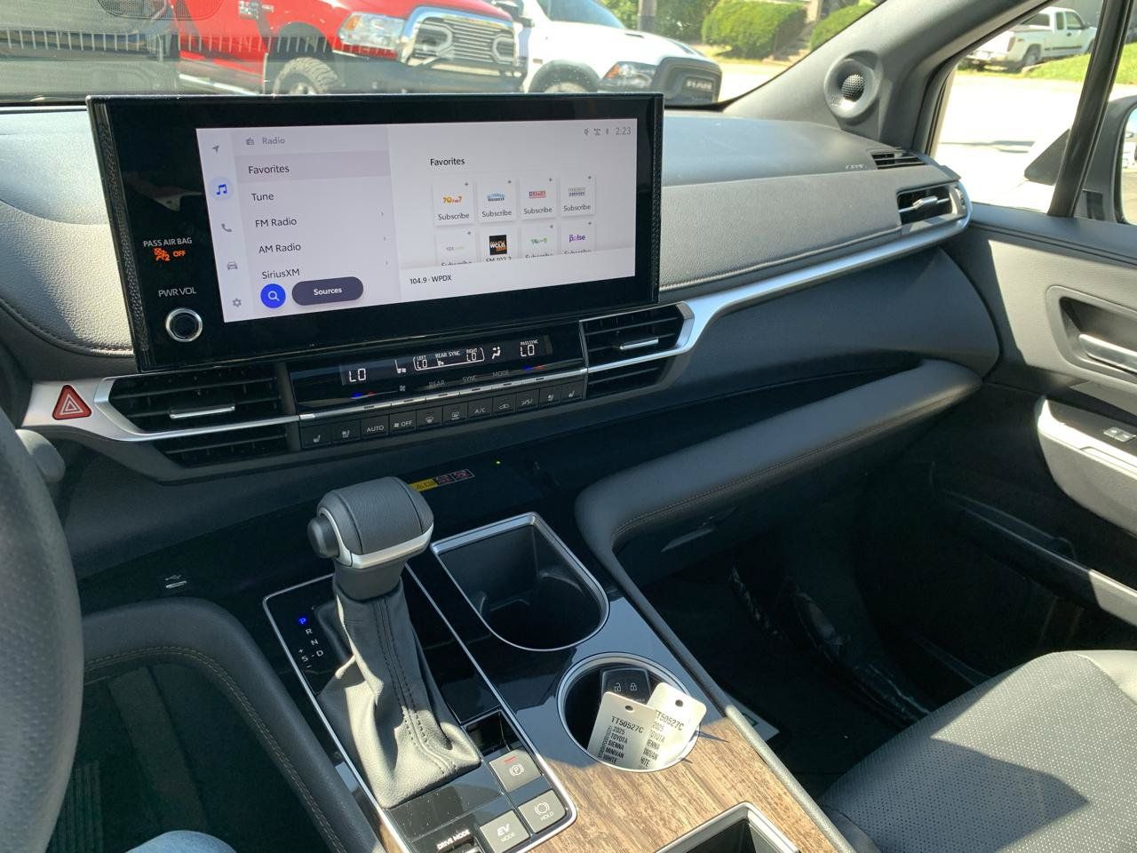 Used 2025 Toyota Sienna Platinum AWD/4WD image 17