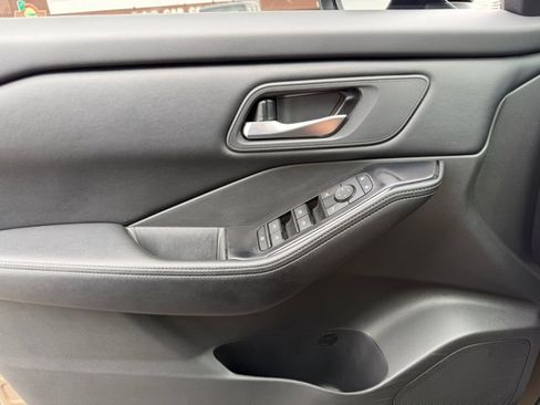 Used 2025 Nissan Rogue SV image 34