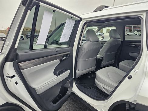Used 2025 Toyota Highlander Platinum image 16