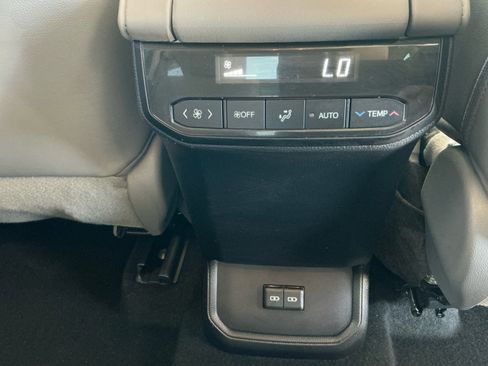 Used 2023 Toyota Highlander XLE FWD image 32