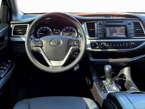 Used 2019 Toyota Highlander LE image 5