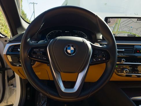 Used 2023 BMW 530e w/ Premium Package image 14