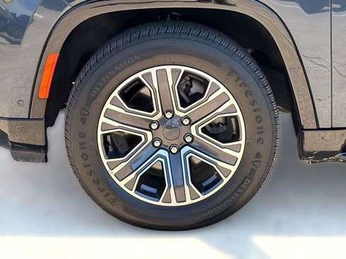 Used 2024 Jeep Wagoneer L Series II w/ Flexible Seating Group RWD image 13