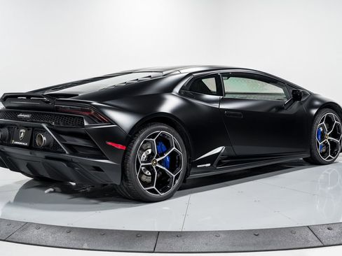 Used 2022 Lamborghini Huracan EVO RWD image 3