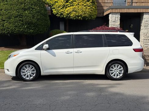 Used 2017 Toyota Sienna Limited FWD image 2