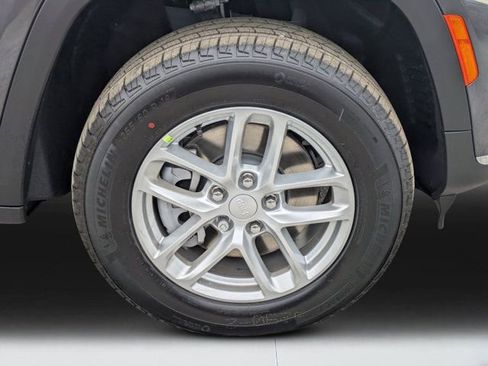 New 2025 Jeep Grand Cherokee L Laredo image 9