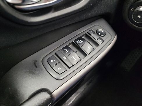 Used 2019 Jeep Cherokee Latitude w/ Cold Weather Group AWD/4WD image 27