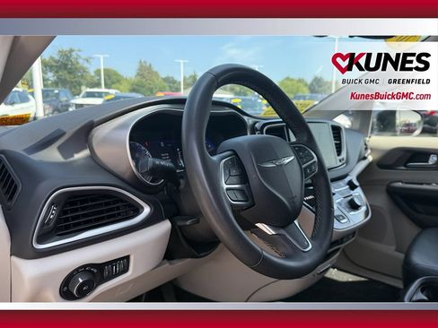 Used 2023 Chrysler Pacifica Touring-L FWD image 37