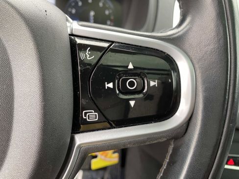 Used 2022 Volvo XC90 T5 Momentum image 16