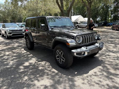 Used 2025 Jeep Wrangler Unlimited Sahara AWD/4WD image 12