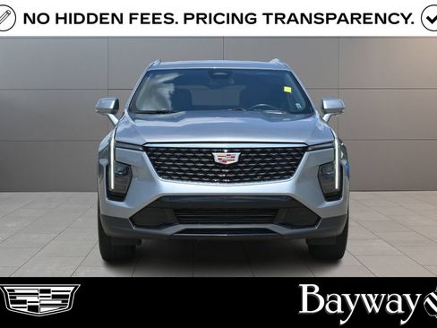 Used 2025 Cadillac XT4 Premium Luxury FWD image 2