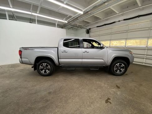 Used 2018 Toyota Tacoma TRD Sport image 7