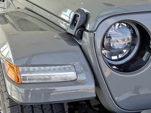 Used 2023 Jeep Gladiator Overland AWD/4WD image 9