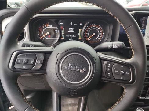 Used 2025 Jeep Gladiator Sport AWD/4WD image 8