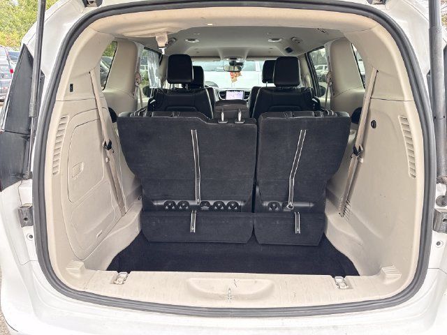 Used 2024 Chrysler Pacifica Limited FWD image 13