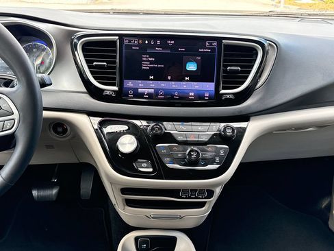 Used 2023 Chrysler Pacifica Touring-L FWD image 18