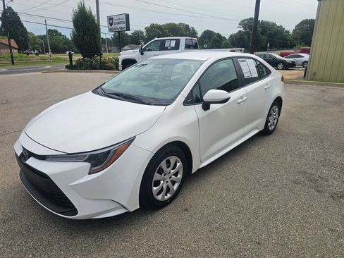 Used 2024 Toyota Corolla LE FWD image 5