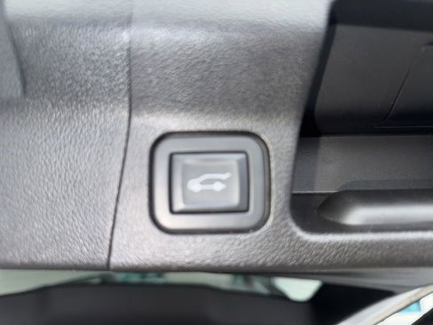 Used 2023 GMC Acadia SLE w/ Driver Convenience Package image 12