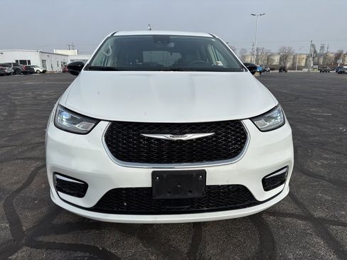 Used 2024 Chrysler Pacifica Touring-L image 3