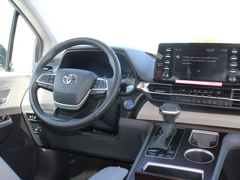 Certified 2024 Toyota Sienna XLE image 24