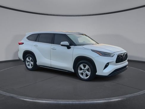 Used 2021 Toyota Highlander LE FWD image 2