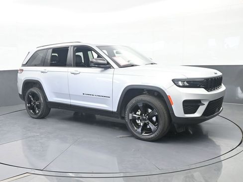 Used 2023 Jeep Grand Cherokee Altitude AWD/4WD image 3
