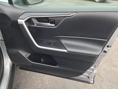 Used 2021 Toyota RAV4 XLE Premium FWD image 6