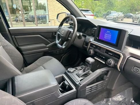 Used 2025 Toyota Tacoma SR5 AWD/4WD image 28