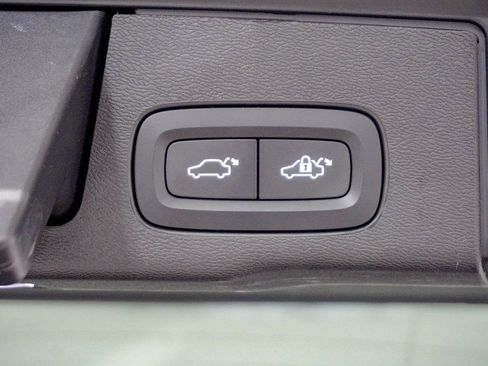 Used 2025 Volvo XC60 B5 Plus image 9